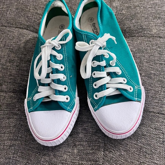 Stylish Dark Green Canvas Sneakers – Size 9 (US) / 43 (EU) - Picture 5 of 14